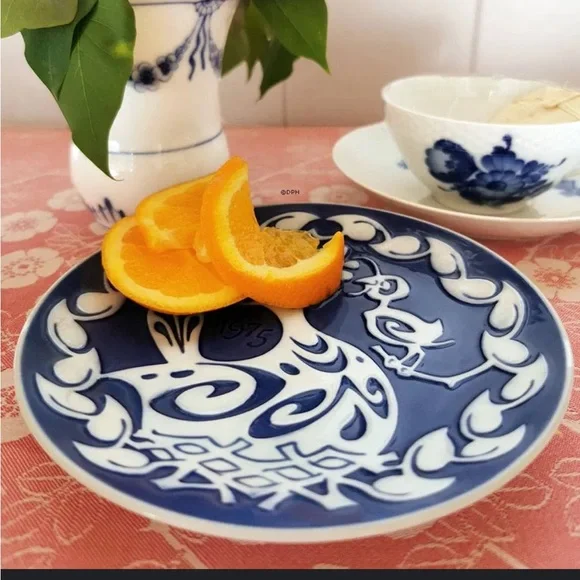 1975 Royal Copenhagen Mother's Day plate - Picture 3 of 4